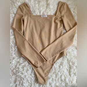 Aritzia Babaton Contour Squareneck Longsleeve Bodysuit